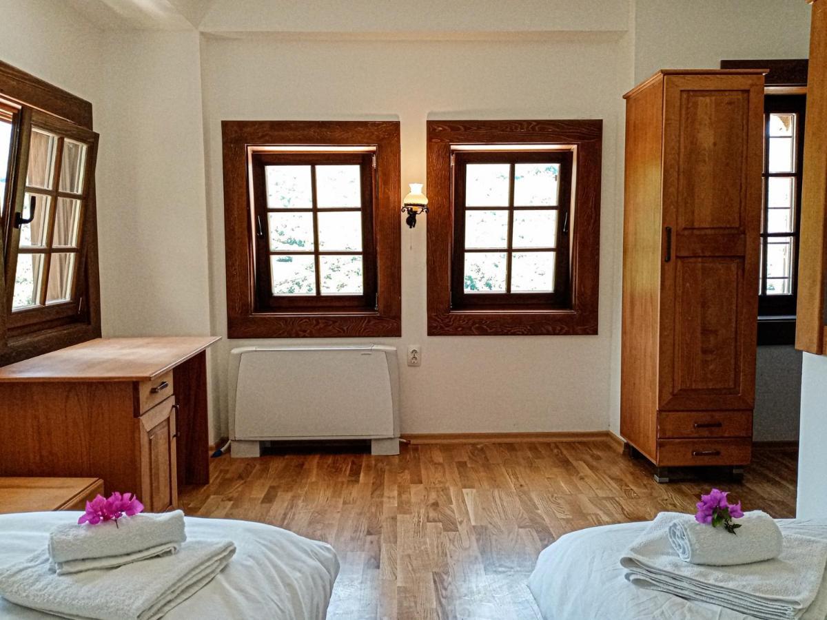 Guest Mansion, Гостински Палат Rostusa Bagian luar foto