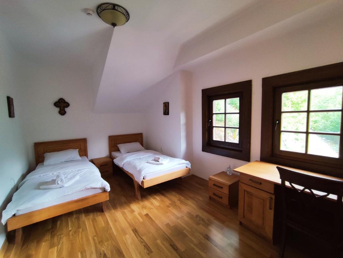 Guest Mansion, Гостински Палат Rostusa Bagian luar foto