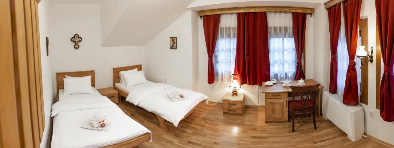 Guest Mansion, Гостински Палат Rostusa Bagian luar foto