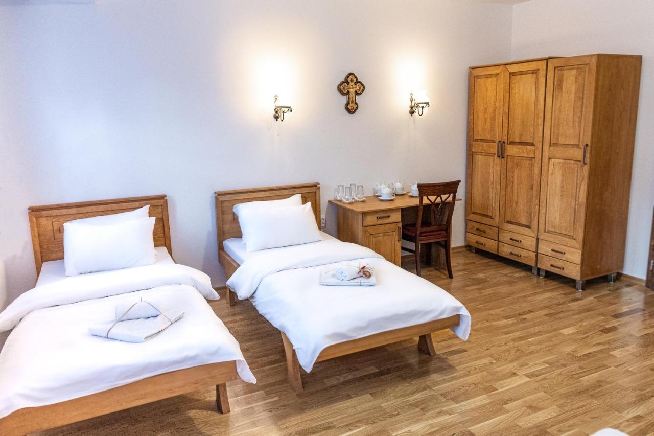 Guest Mansion, Гостински Палат Rostusa Bagian luar foto