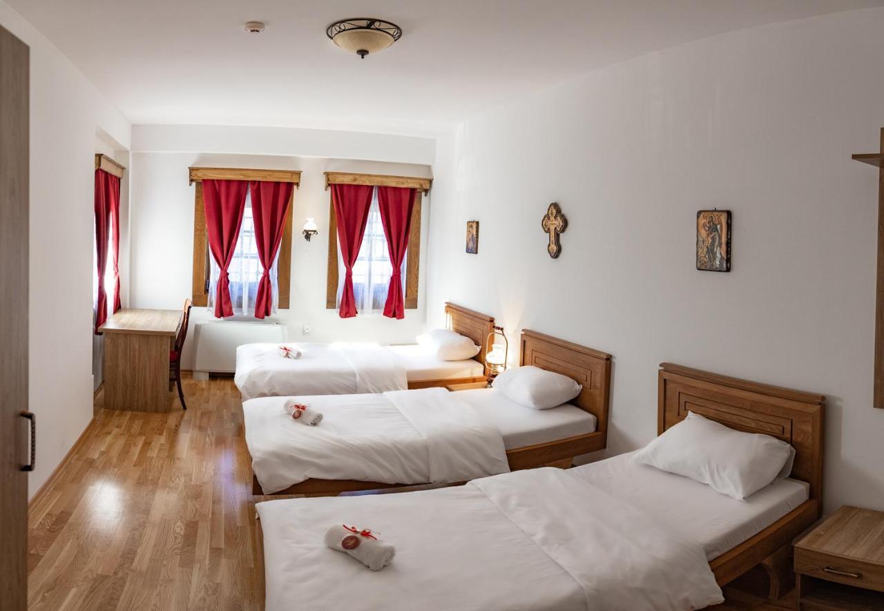 Guest Mansion, Гостински Палат Rostusa Bagian luar foto