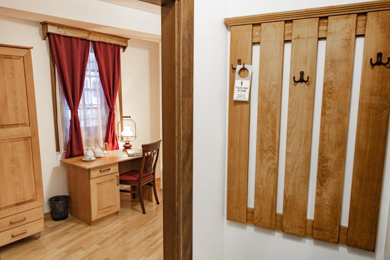 Guest Mansion, Гостински Палат Rostusa Bagian luar foto