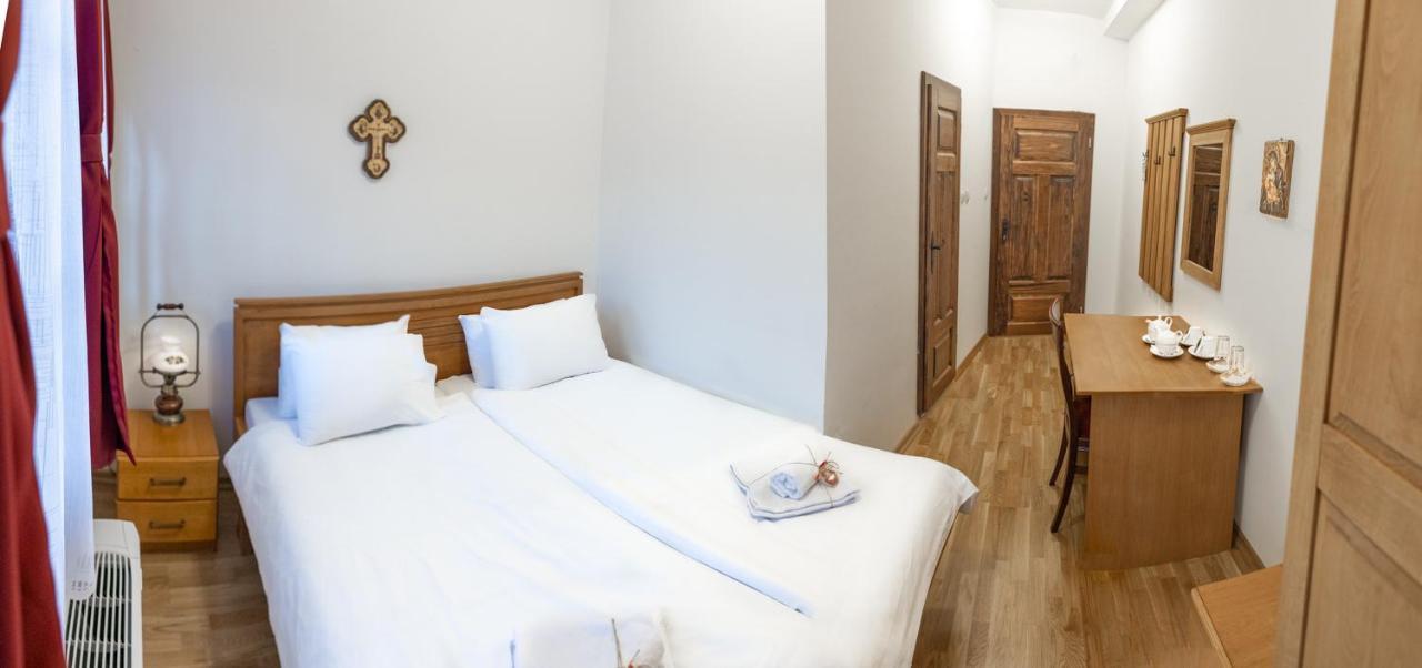 Guest Mansion, Гостински Палат Rostusa Bagian luar foto